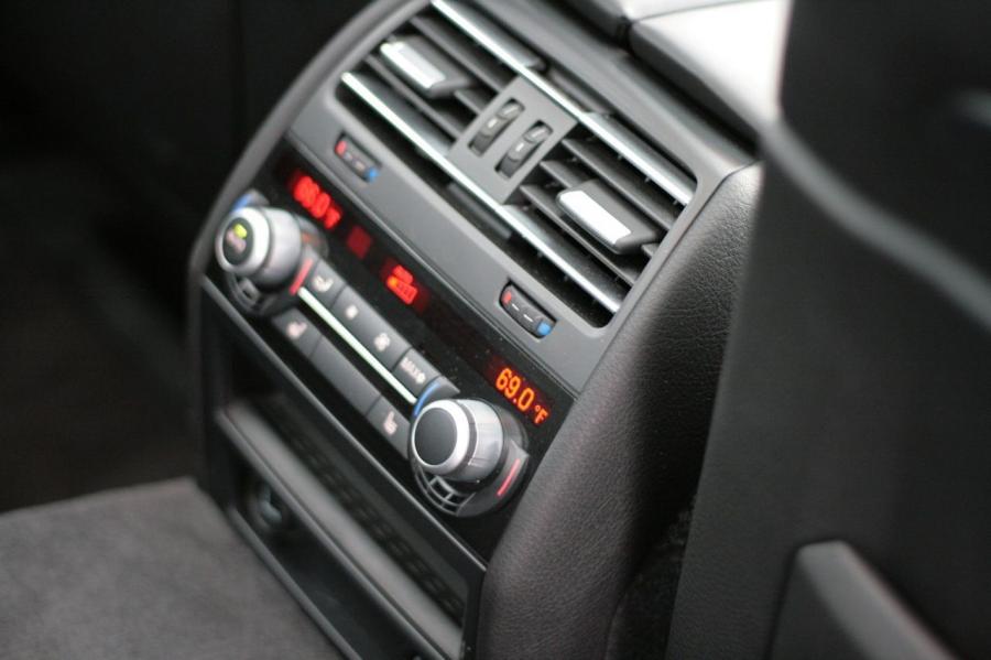  BMW 750i 2009 года  (фото 9 из 32)
